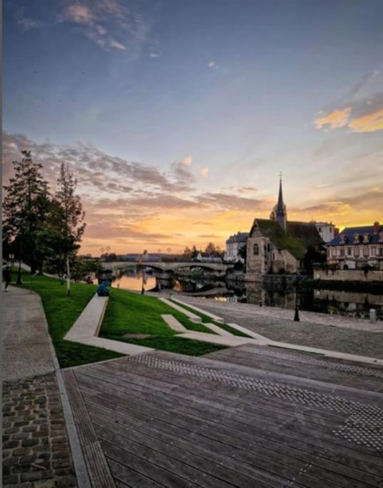 La Patte Blanche Terrasse Centre Ville Sens 6M Gare エクステリア 写真
